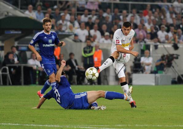 21-08-2012, Fussball, Saison 2012-2013, UEFA Champions League Qualifikation, Play-off, Borussia Mönchengladbach - Dynamo Kiew, Granit Xhaka (re., Gladbach) scheitert mit diesem Schuss nur knapp