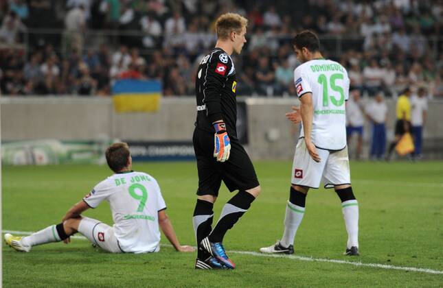 21-08-2012, Fussball, Saison 2012-2013, UEFA Champions League Qualifikation, Play-off, Borussia Mönchengladbach - Dynamo Kiew, v.li., Luuk de Jong (Gladbach), Torhüter Marc-Andre ter Stegen (Borussia Mönchengladbach) und Alvaro Dominguez (Gladbach) nach dem dritten Gegentreffer