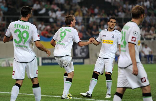 21-08-2012, Fussball, Saison 2012-2013, UEFA Champions League Qualifikation, Play-off, Borussia Mönchengladbach - Dynamo Kiew, Alvaro Dominguez (2. v.re., Gladbach) hilft Luuk de Jong (Gladbach) nach seinem Eigentor wieder auf die Beine