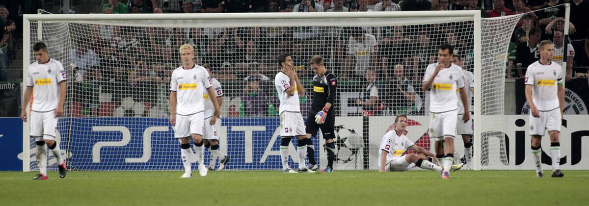 Mönchengladbach, Borussia-Park, 21.08.12: Enttäuschte Gladbacher Spieler im Spiel zwischen Borussia M gladbach vs. Dynamo Kiew in den Playoffs der UEFA Champions League Saison 2012 2013.