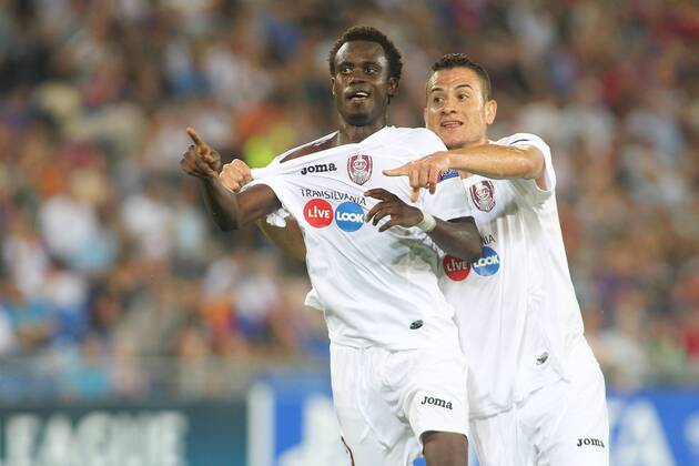 21.08.2012 St Jakob Park Basel , SCHWEIZ , Herren Fussball UEFA Champions League Qualifikation Saison 2012 2013 FC Basel - CFR Cluj 1:2 Torjubel Modou Sougou (li) und Ronny (Cluj) ; Jubel , Aktion 