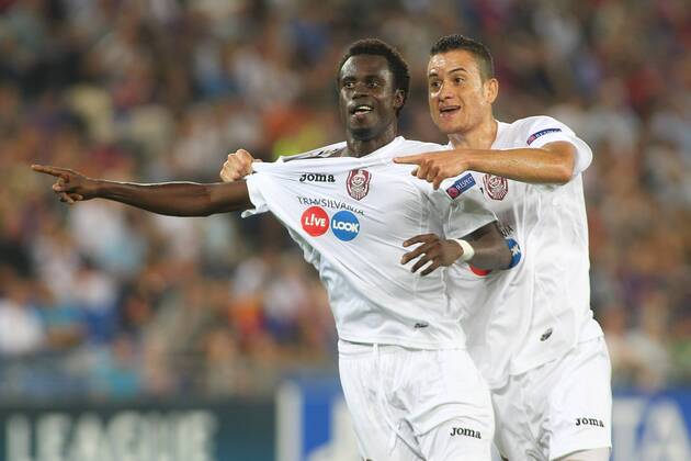 21.08.2012 St Jakob Park Basel , SCHWEIZ , Herren Fussball UEFA Champions League Qualifikation Saison 2012 2013 FC Basel - CFR Cluj 1:2 Torjubel Modou Sougou (li) und Ronny (Cluj) ; Jubel , Aktion 