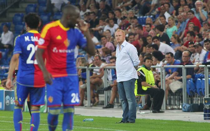 21.08.2012 St Jakob Park Basel , SCHWEIZ , Herren Fussball UEFA Champions League Qualifikation Saison 2012 2013 FC Basel - CFR Cluj 1:2 Trainer Heiko Vogel (FC Basel) ; Aktion , enttäuscht , gestik , Einzelbild 