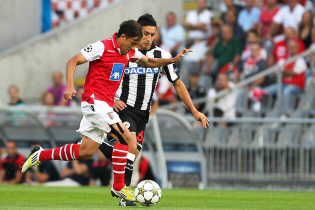 Marcio Mossoro (L) of SC Braga challenges Giampiero Pinzi of Udinese Calcio during their UEFA Champions League Play-off First Leg, SC Sporting Braga - Udinese Calcio 