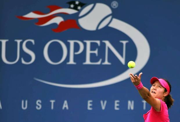 NEW YORK, Aug. 28, 2012 -- Li Na of China serves the ball during the women s singles 1st round match at the 2012 U.S. Open tournament in New York, the United States, Aug. 27, 2012. 