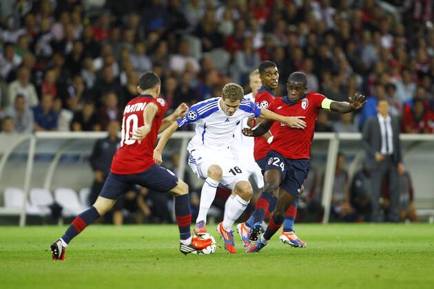 Rio Mavuba (LOSC) contre Thomas Kristensen (Copenhague) FOOTBALL : Lille vs Copenhague - Champions League - 29 08 2012 GwendolineLeGoff Panoramic 