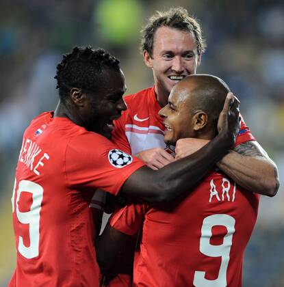 Champions League play off match between Fenerbahce and Spartak Moscow at Sukru Saracoglu Stadium in Istanbul, Turkey on 2012 08 29 Match Scored: Fenerbahce 1 - Spartak Moscow 1 Pictured: Emmanuel Emenike (L) and Ariclenes Da Silva Ferreira ( Ari ) of Spartak Moscow. 