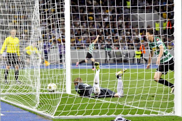 VfL Borussia Mönchengladbach s Juan Arango scores a goal during the UEFA Champions League play-off round second-leg match with FC Dynamo Kyiv at the National Complex Olimpiyskiy, Kyiv, capital of Ukraine, August 29, 2012. UKRINFORM. 