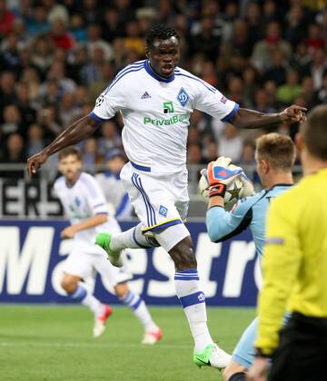 FC Dynamo Kyiv player Taye Taiwo (C) kicks the ball during the UEFA Champions League play-off round second-leg match with VfL Borussia Mönchengladbach at the National Complex Olimpiyskiy, Kyiv, capital of Ukraine, August 29, 2012. UKRINFORM. 