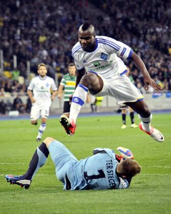 FC Dynamo Kyiv player Brown Ideye (C) - Marc Andre Ter Stegen (Gladbach) during the UEFA Champions League play-off round second-leg match with VfL Borussia Mönchengladbach at the National Complex Olimpiyskiy, Kyiv, August 29, 2012. 