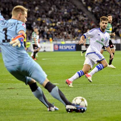 FC Dynamo Kyiv player Miguel Veloso (R) - Marc Andre Ter Stegen during the UEFA Champions League play-off round second-leg match with VfL Borussia Mönchengladbach at the National Complex Olimpiyskiy, Kyiv, August 29, 2012. 