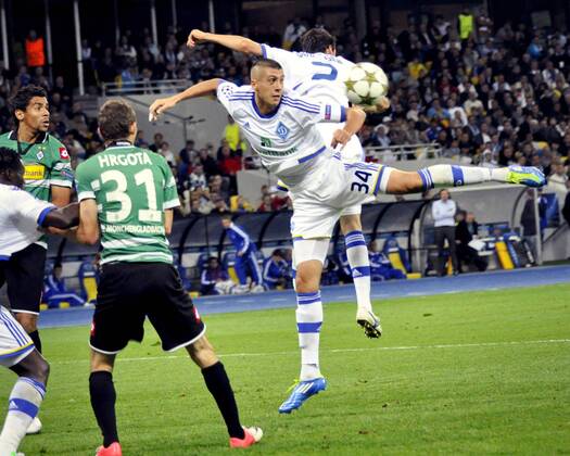 FC Dynamo Kyiv player Yevhen Khacheridi (C) vies for the ball during the UEFA Champions League play-off round second-leg match with VfL Borussia Mönchengladbach at the National Complex Olimpiyskiy, Kyiv, August 29, 2012. 