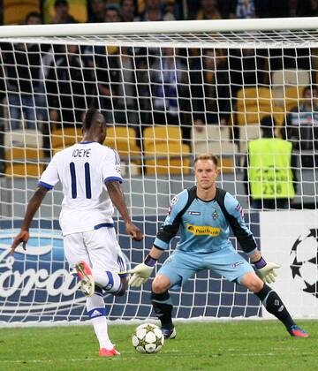 FC Dynamo Kyiv player Ideye Brown (L) scores a goal against Marc Andre Ter Stegen (Gladbach) during the UEFA Champions League play-off round second leg match with VfL Borussia Mönchengladbach at the National Complex Olimpiyskiy, Kyiv, August 29, 2012. 