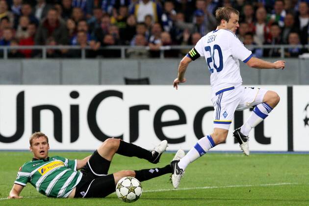 FC Dynamo Kyiv player Oleh Husyev (R) - Toni Jantschke (Gladbach) during the UEFA Champions League play-off round second-leg match with VfL Borussia Mönchengladbach at the National Complex Olimpiyskiy, Kyiv, August 29, 2012. 