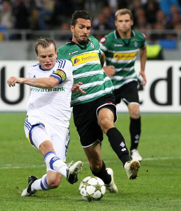 FC Dynamo Kyiv player Oleh Husyev (L) - Martin Stranzl (Gladbach) during the UEFA Champions League play-off round second-leg match with VfL Borussia Mönchengladbach at the National Complex Olimpiyskiy, Kyiv, August 29, 2012. 