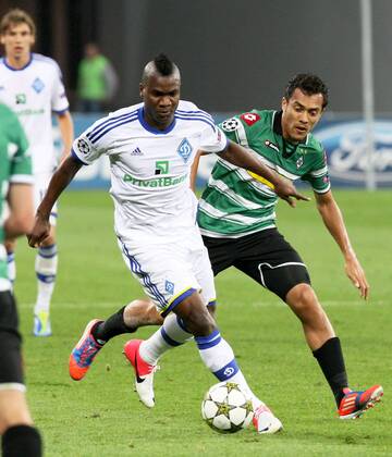 FC Dynamo Kyiv player Brown Ideye (C) - Juan Arango during the UEFA Champions League play-off round second-leg match with VfL Borussia Mönchengladbach at the National Complex Olimpiyskiy, Kyiv, August 29, 2012. 