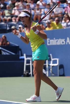 US Open 2012, USTA Billie Jean King National Tennis Center, Flushing Meadows, New York, ITF Grand Slam Tennis Tournament . Laura Robson (GBR) jubelt nach ihrem Sieg,Jubel,Freude,Emotion,Einzelbild, Ganzkörper,Hochformat,
