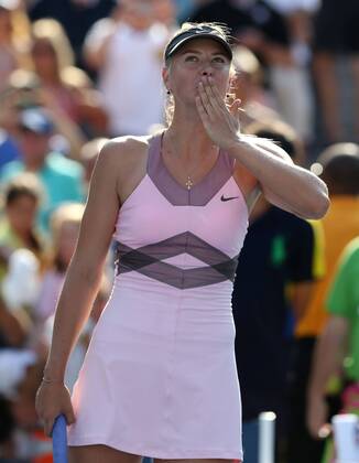 US Open 2012, USTA Billie Jean King National Tennis Center, Flushing Meadows, New York, ITF Grand Slam Tennis Tournament . Maria Sharapova (RUS) bedankt sich nach ihrem Sieg beim Publikum mit Kusshand,Freude,Jubel,Emotion,Einzelbild,Halbkörper,Hochformat,