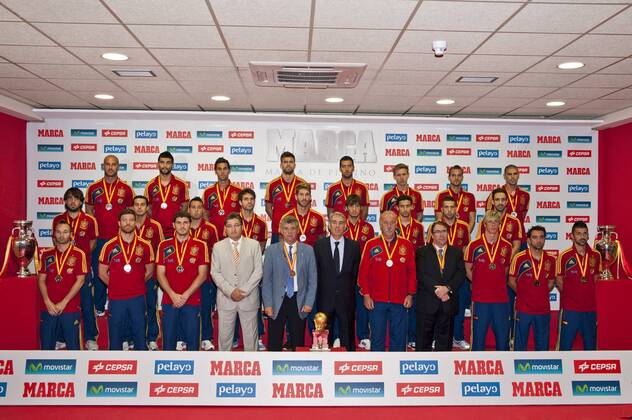 Spanish Football Team receiving Marca Platinum Award in Madrid. LuisxFernandez 