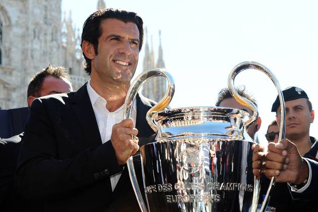 Mailand, Präsentation der Trophäe der UEFA Champions League - Im Bild: Luis Figo 