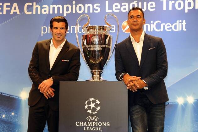 Mailand, Präsentation der Trophäe der UEFA Champions League - Im Bild: Luis Figo-Ruud Gullit 
