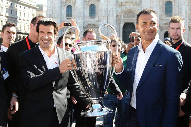Mailand, Präsentation der Trophäe der UEFA Champions League - Im Bild: Luis Figo-Ruud Gullit 