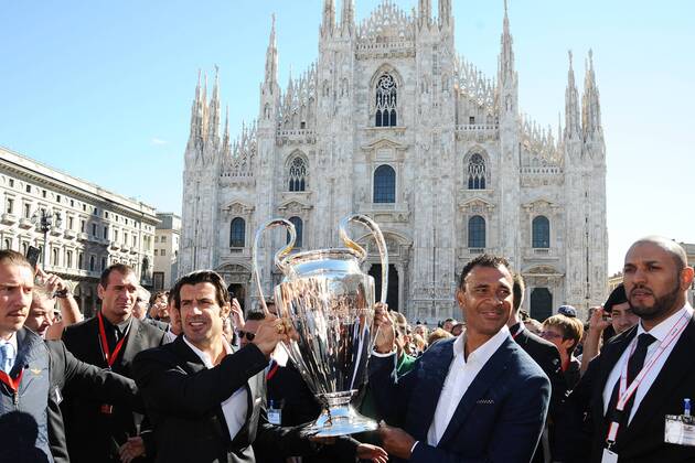 Mailand, Präsentation der Trophäe der UEFA Champions League - Im Bild: Luis Figo-Ruud Gullit 