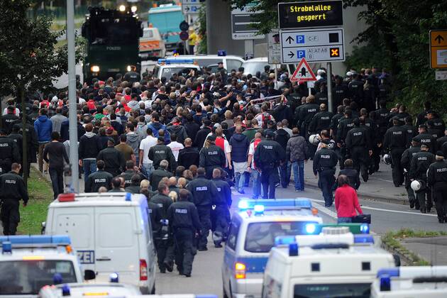 Fußball Champions League - Ajax Amsterdam am 18.09.2012 im Signal Iduna Park in Dortmund Amsterdamer Fans werden von der Polizei ins Stadion geführt