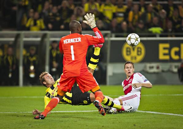 Dortmund, 18.09.2012, Signal-Iduna-Park Mario Götze (BVB), Torwart Kenneth Vermeer (Ajax), Niklas Moisander (Ajax) Borussia Dortmund - Ajax Amsterdam