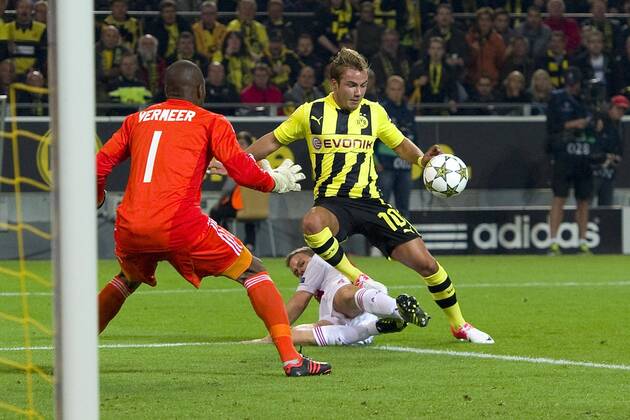 Mario GOETZE (GÖTZE, re., DO) gegen Niklas MOISANDER (mi.) und Torwart Kenneth VERMEER (beide AM), Aktion, Kampf um den Ball, Fussball Champions League, Vorrunde 1. Spieltag, Borussia Dortmund (DO) - Ajax Amsterdam (AM), am 18.09.2012 in Dortmund Deutschland
