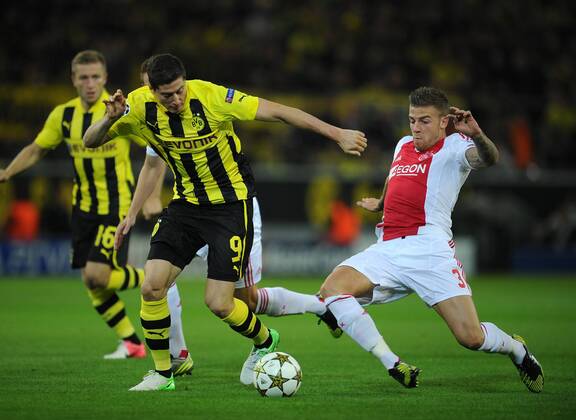 FUSSBALL CHAMPIONS LEAGUE SAISON 2012 2013 GRUPPENPHASE Borussia Dortmund - Ajax Amsterdam 18.09.2012 Robert Lewandowski (li, Borussia Dortmund) gegen Toby Alderweireld (re, Ajax) 