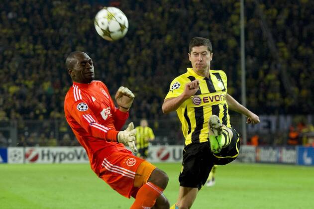 Torwart Kenneth VERMEER (li., AM) gegen Robert LEWANDOWSKI (DO), Aktion, Zweikampf, Fussball Champions League, Vorrunde 1. Spieltag, Borussia Dortmund (DO) - Ajax Amsterdam (AM), am 18.09.2012 in Dortmund Deutschland
