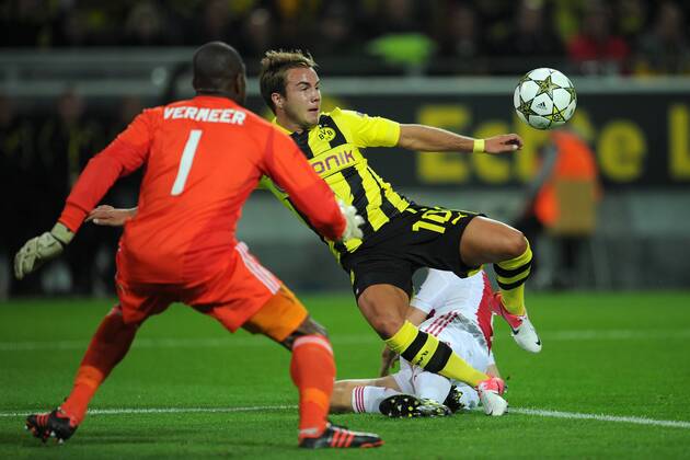 FUSSBALL CHAMPIONS LEAGUE SAISON 2012 2013 GRUPPENPHASE Borussia Dortmund - Ajax Amsterdam 18.09.2012 Mario Goetze (Mitte, Borussia Dortmund) gegen Torwart Kenneth Vermeer (li) und Niklas Moisander (hinten, beide Ajax) 