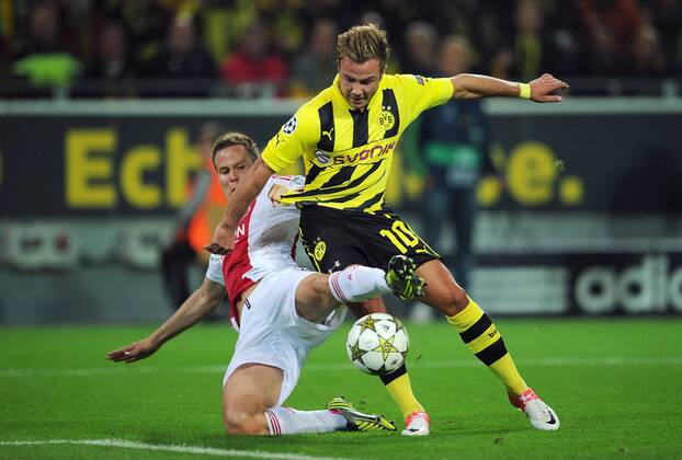 FUSSBALL CHAMPIONS LEAGUE SAISON 2012 2013 GRUPPENPHASE Borussia Dortmund - Ajax Amsterdam 18.09.2012 Mario Goetze (re, Borussia Dortmund) gegen Niklas Moisander (li, Ajax) 