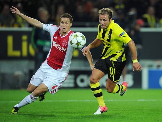 FUSSBALL CHAMPIONS LEAGUE SAISON 2012 2013 GRUPPENPHASE Borussia Dortmund - Ajax Amsterdam 18.09.2012 Mario Goetze (re, Borussia Dortmund) gegen Niklas Moisander (li, Ajax) 