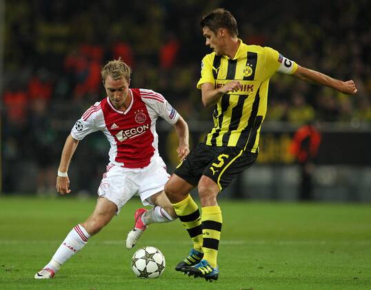 18.09.2012, Fussball UEFA-Champions League 2012 2013, Gruppe D, Vorrunde, 1. Spieltag, Borussia Dortmund - Ajax Amsterdam, im Signal-Iduna-Park Dortmund. v.l. Christian Eriksen (Ajax Amsterdam) , Sebastian Kehl (Dortmund)