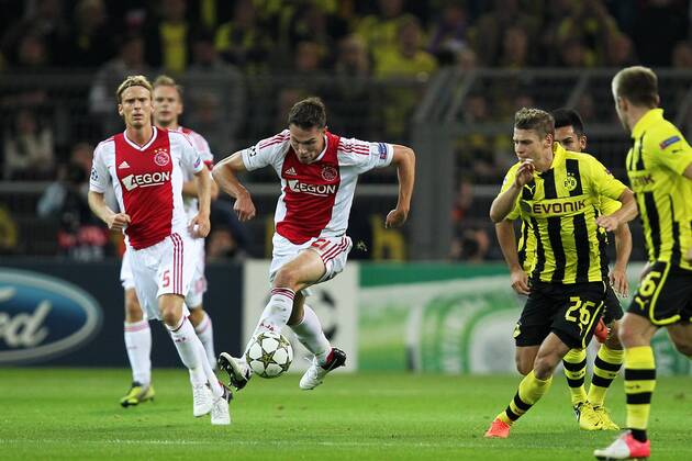 Fußball Champions League Borussia Dortmund - Ajax Amsterdam am 18.09.2012 im SIGNAL IDUNA-Park in Dortmund Derk Boerrigter ( Amsterdam ), mitte - Lukasz Piszczek ( Dortmund ), rechts
