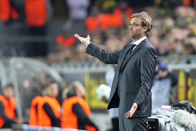 Fußball Champions League Borussia Dortmund - Ajax Amsterdam am 18.09.2012 im SIGNAL IDUNA-Park in Dortmund Trainer Jürgen Klopp ( Dortmund ) gibt seinen Spielern Anweisungen