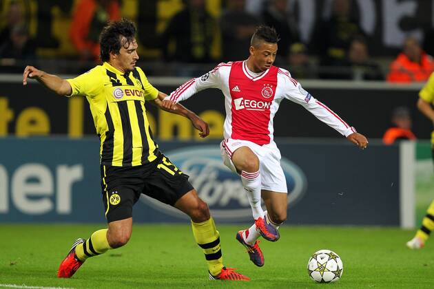 Fußball Champions League Borussia Dortmund - Ajax Amsterdam am 18.09.2012 im SIGNAL IDUNA-Park in Dortmund Mats Hummels ( Dortmund ), links - Tobias Sana ( Amsterdam ), rechts