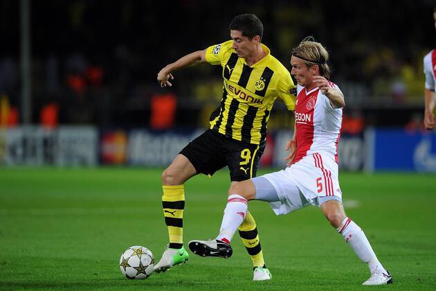 Fußball Champions League Borussia Dortmund - Ajax Amsterdam am 18.09.2012 im Signal Iduna Park in Dortmund Robert Lewandowski ( Dortmund ), links - Christian Poulsen ( Amsterdam ), rechts