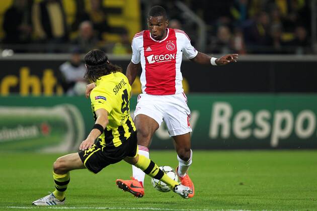 Fußball Champions League Borussia Dortmund - Ajax Amsterdam am 18.09.2012 im SIGNAL IDUNA-Park in Dortmund Neven Subotic ( Dortmund ), links - Ryan Babel ( Amsterdam ), rechts