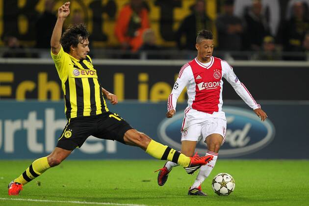 Fußball Champions League Borussia Dortmund - Ajax Amsterdam am 18.09.2012 im SIGNAL IDUNA-Park in Dortmund Mats Hummels ( Dortmund ), links - Tobias Sana ( Amsterdam ), rechts