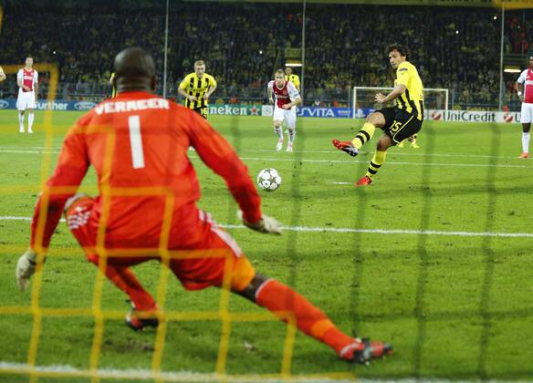 Mats HUMMELS Nr. 15 BVB verschiesst Elfmeterschiessen, 11m, Strafstoss, Strafe, Elfmeter, Strafstoß BORUSSIA DORMUND - AJAX AMSTERDAM Fussball UEFA Champions League, Gruppenphase, BVB, Dortmund, 18.09.2012 CL Saison 2012 2013