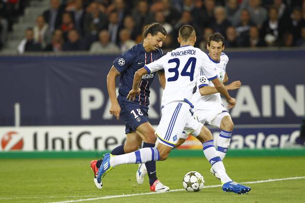 Zlatan Ibrahimovic (PSG) gegen Yevhen Khacheridi (Dynamo Kiev) Champions League PSG Paris Saint Germain -Dinamo Kiev 4:1 GwendolineLeGoff Panoramic 