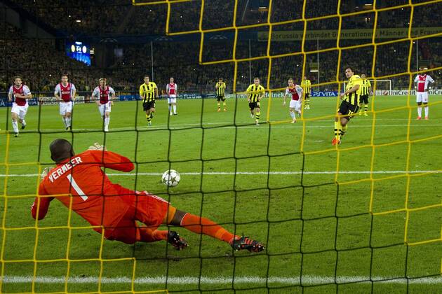 Mats HUMMELS (re., DO) verschiesst gegen Torwart Kenneth VERMEER (AM) einen Elfmeter, Aktion Fussball Champions League, Vorrunde 1. Spieltag, Borussia Dortmund (DO) - Ajax Amsterdam (AM), am 18.09.2012 in Dortmund Deutschland