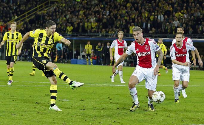 Robert LEWANDOWSKI; Nr.9 BVB schiesst das Tor zum 1-0 ,Aktion, Einzelbild, Torschuss BORUSSIA DORMUND - AJAX AMSTERDAM Fussball UEFA Champions League, Gruppenphase, BVB, Dortmund, 18.09.2012 CL Saison 2012 2013