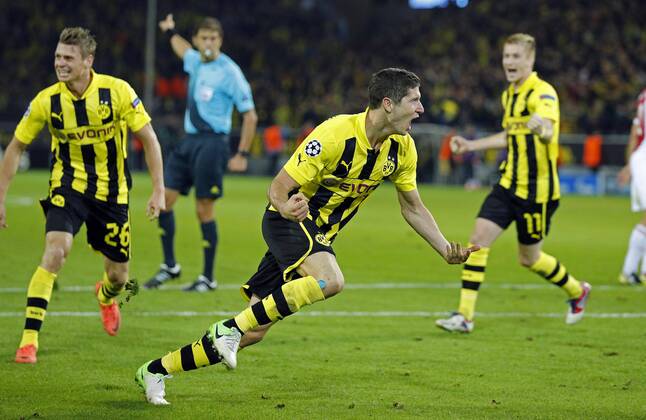 Robert LEWANDOWSKI; Nr.9 BVB schiesst das Tor zum 1-0 Jubel, Freude, Emotionen, Feiern, Lachen, jubelt, freuen, reisst die Arme hoch, ballt die Faust BORUSSIA DORMUND - AJAX AMSTERDAM Fussball UEFA Champions League, Gruppenphase, BVB, Dortmund, 18.09.2012 CL Saison 2012 2013