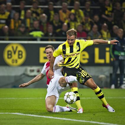 Dortmund, 18.09.2012, Signal-Iduna-Park Mario Götze (BVB), Niklas Moisander (Ajax) Borussia Dortmund - Ajax Amsterdam