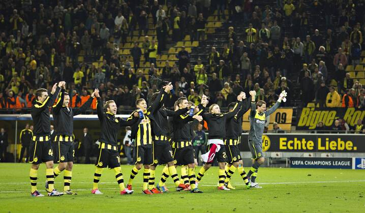Dortmund, 18.09.2012, Signal-Iduna-Park BVB Schlussjubel: Welle vorm Fanblock Borussia Dortmund - Ajax Amsterdam