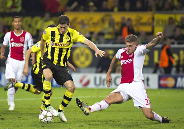 Dortmund, 18.09.2012, Signal-Iduna-Park Tor: Robert Lewandowski (BVB) setzt sich vor dem 1:0 gegen Toby Alderweireld (Ajax) durch Borussia Dortmund - Ajax Amsterdam